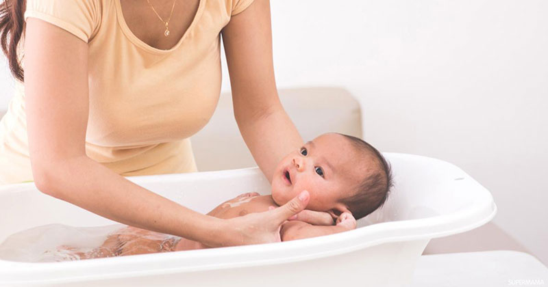 متى يمكن استحمام الطفل حديث الولادة